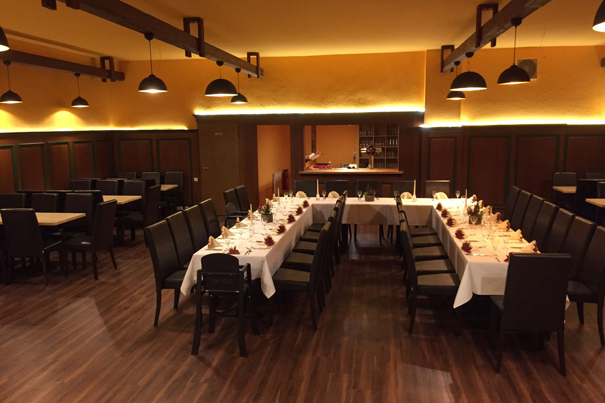 Restaurant & Saal – Parkgaststätte Laucha Saal mit eingedeckten Tischen Restaurant & Saal - Parkgaststätte Laucha Saal mit eingedeckten Tischen