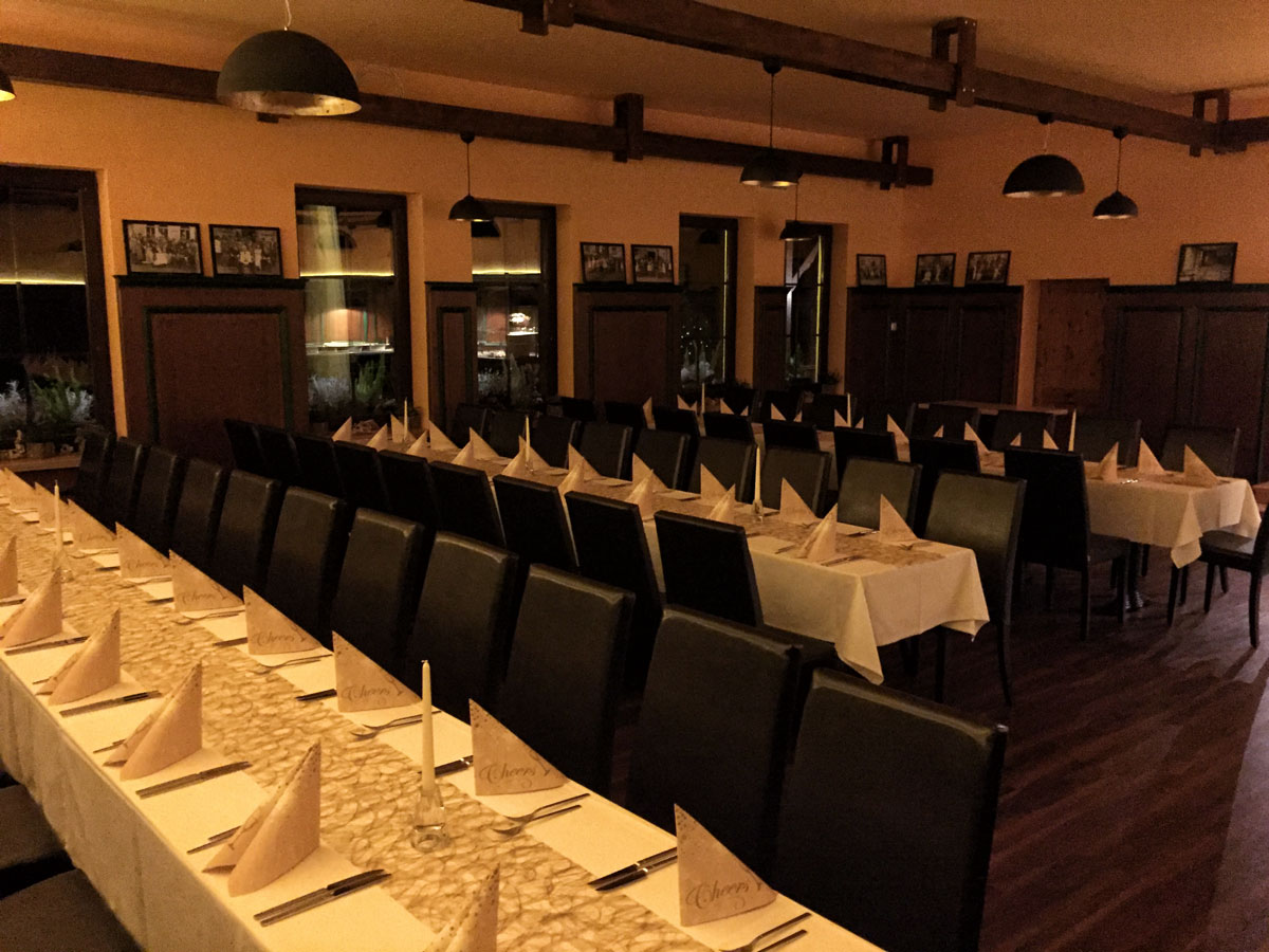 Gedeckte Tafeln im Saal der Parkgaststätte Laucha Gedeckte Tafeln im Saal der Parkgaststätte Laucha