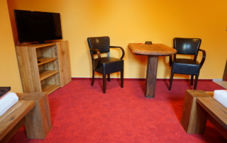 Pension Zimmer Parkgaststaette Laucha mit Flatscreen und Schreibtisch