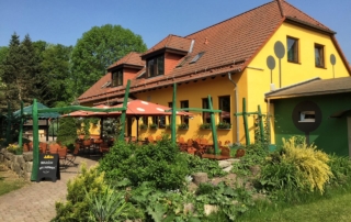 Parkgaststätte Laucha – Biergarten im Sommer Parkgaststätte Laucha - Biergarten im Sommer