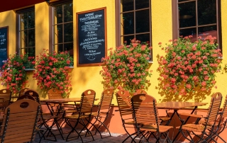 Biergarten im Sommer mit Blumen Biergarten im Sommer mit Blumen