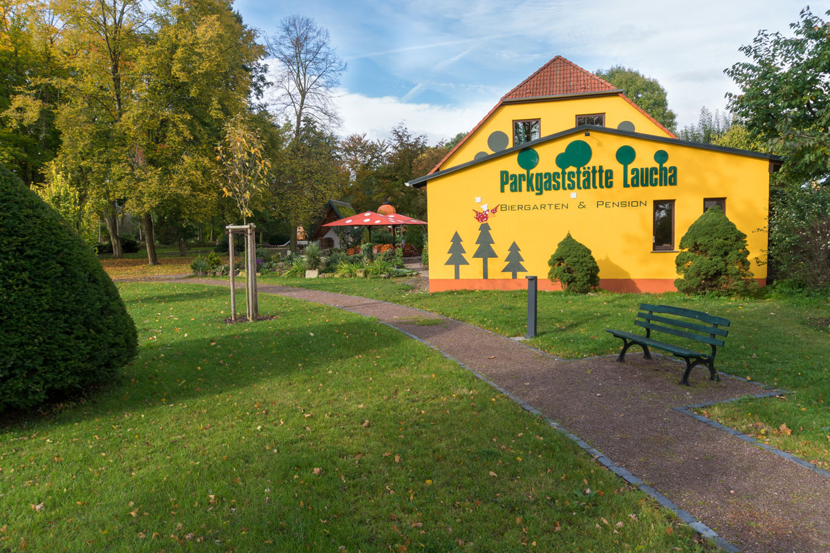 Park Laucha - Blick Richtung Parkgaststätte mit Biergarten